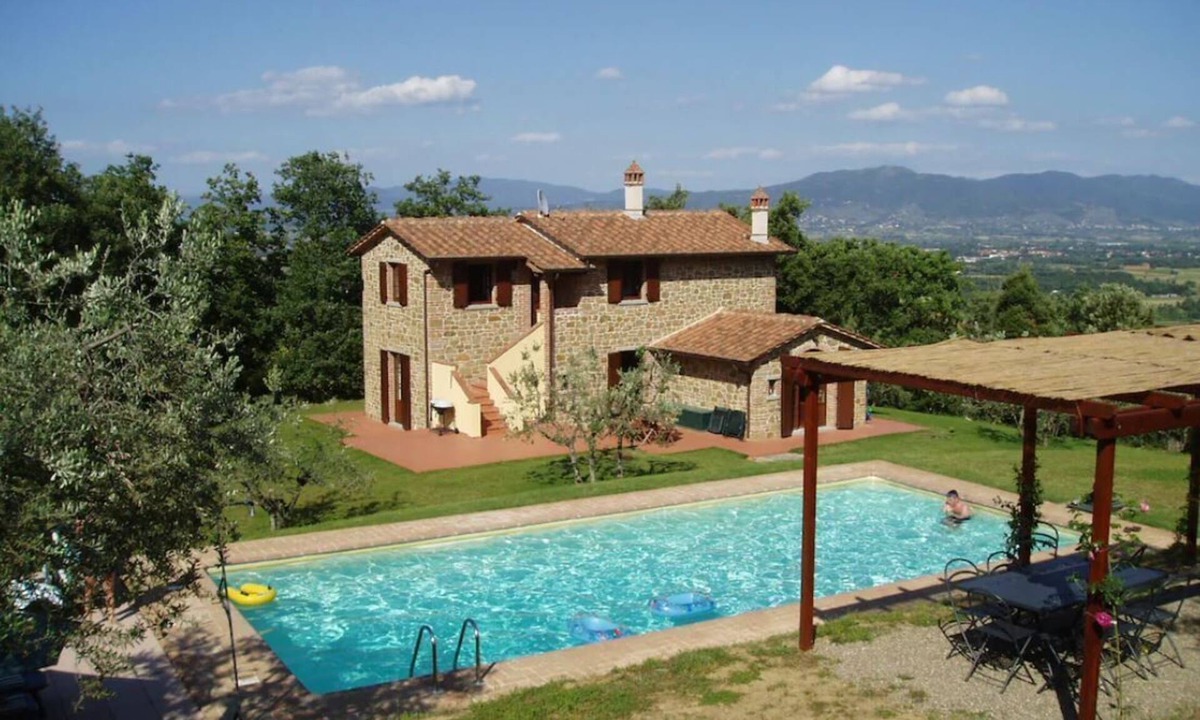 Civitella in Val di Chiana Villa | Secluded Villa, private heated Pool, Wi-fi and TV. Secure Payment
