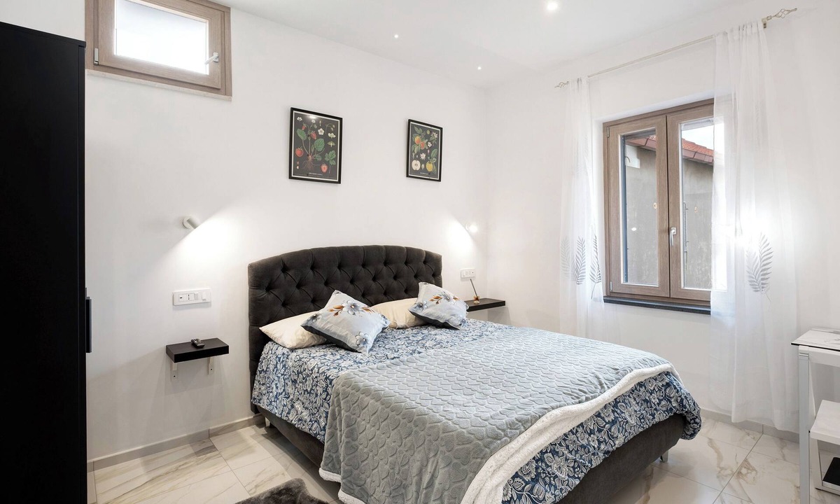 San Lazzaro House | Silvana's House Guest House with Mountain Views, Wi-Fi, and Air Conditioning