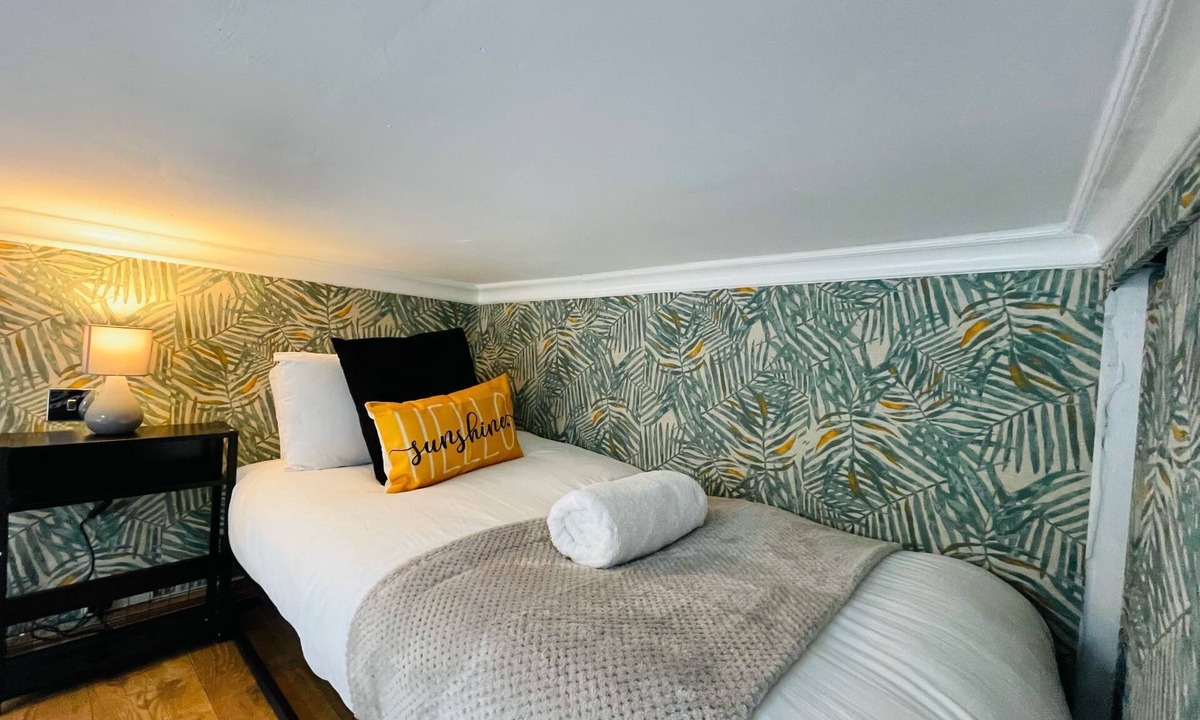 Queen's Park Apartment | Single Studio Ensuite with Shower