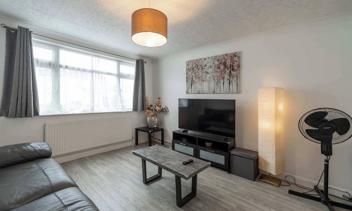 Kingsbury House | Spacious 2 Bedroom House in Kingsbury NW London