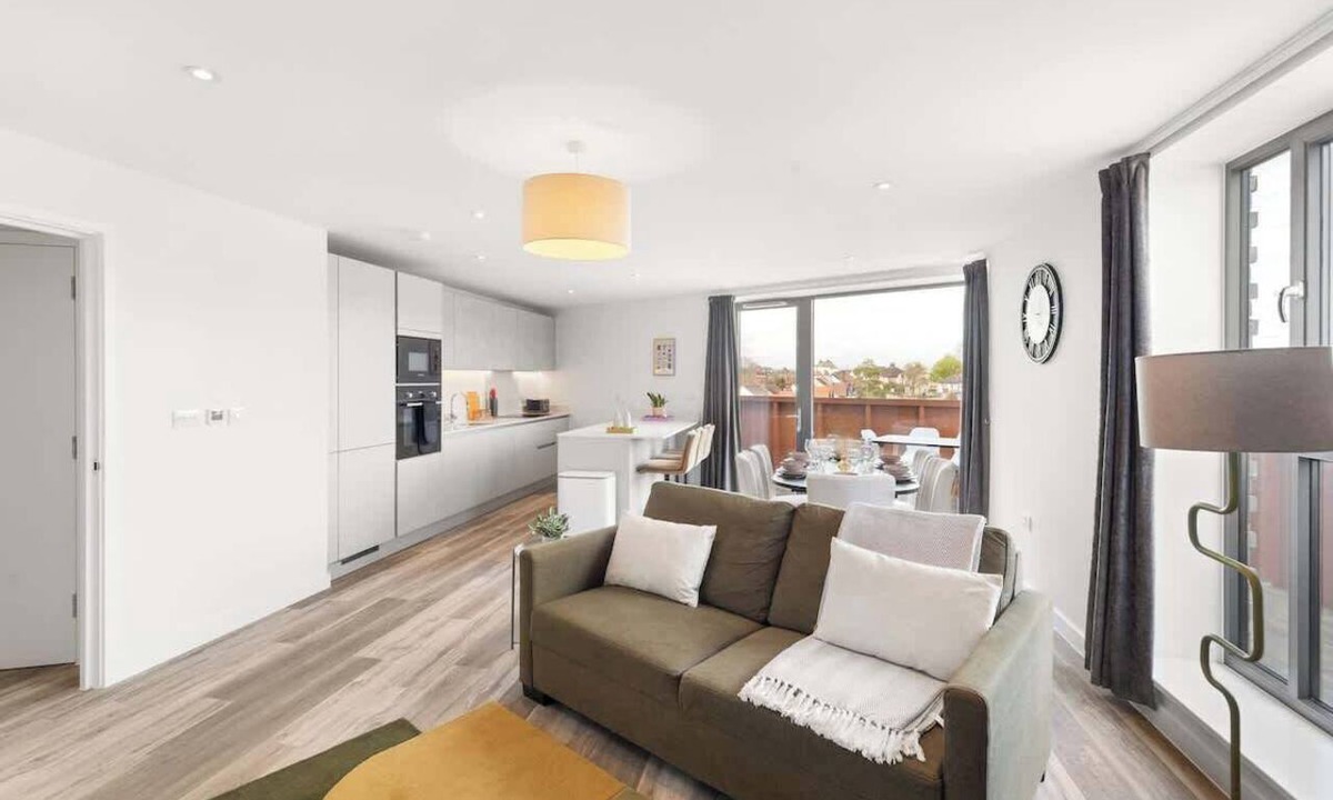 Barnhill Apartment | Spacious 2-Bedroom Apartment near Wembley – Sleeps 9
