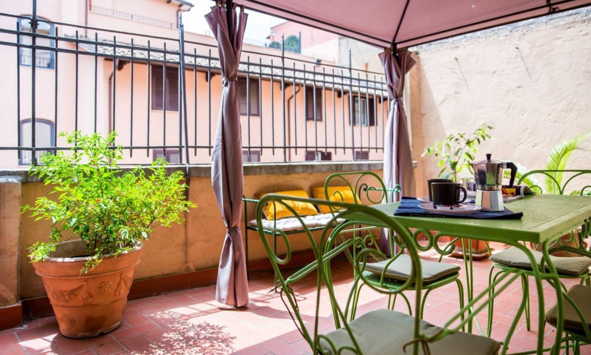 Rione XIV Borgo Apartment | Spacious 3-rooms flat with sunny Terrace at the Vatican!