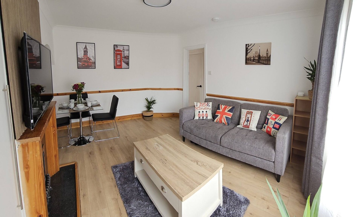 Alibon House | Spacious 4 Bed Home Free parking and Private Garden - EcuaStay