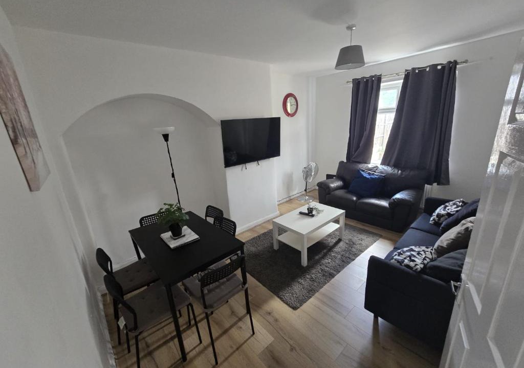 River Apartment | Spacious 4 Bedroom House in Dagenham
