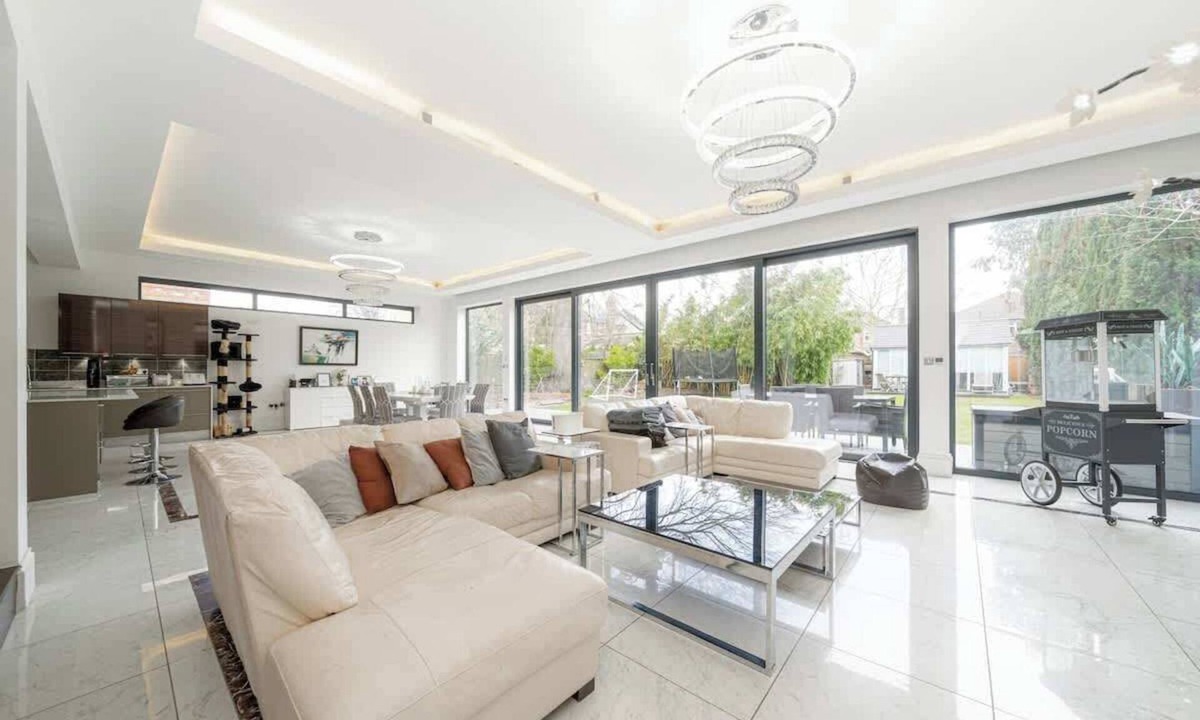 Richmond-upon-Thames House | Spacious 5-Bed Family Home with Garden & Parking