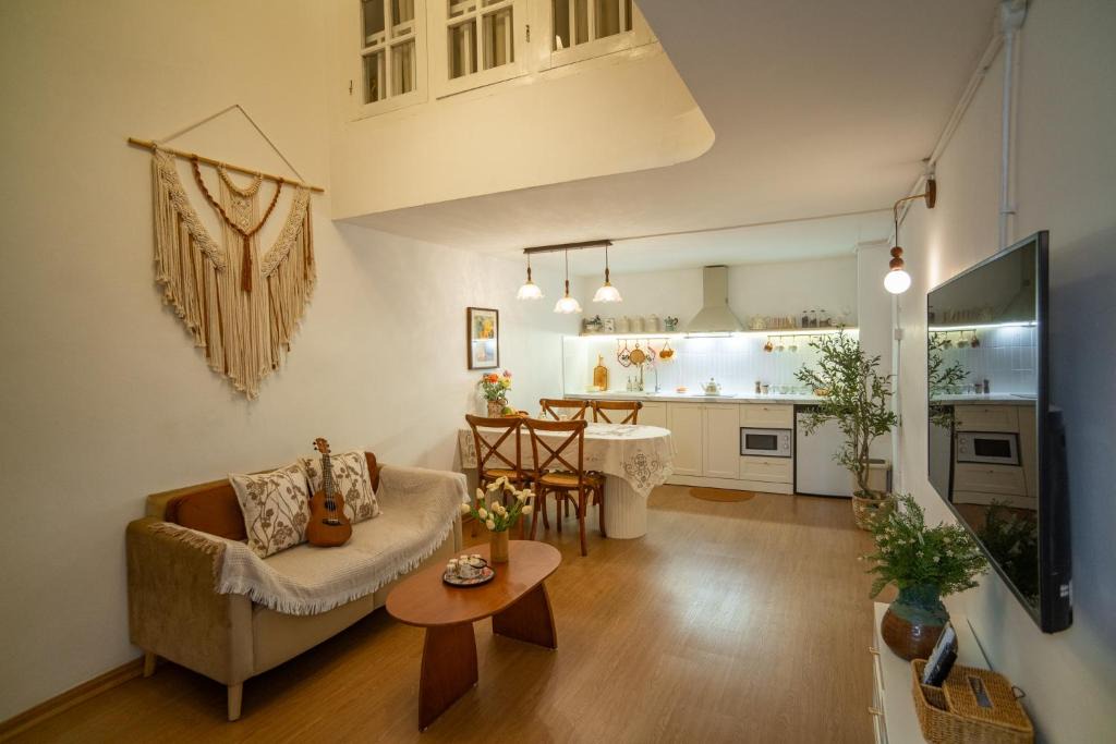 Trang Tien Apartment | Spacious and Quiet Apartment 2 bedrooms just 1 minutes to Hanoi centre