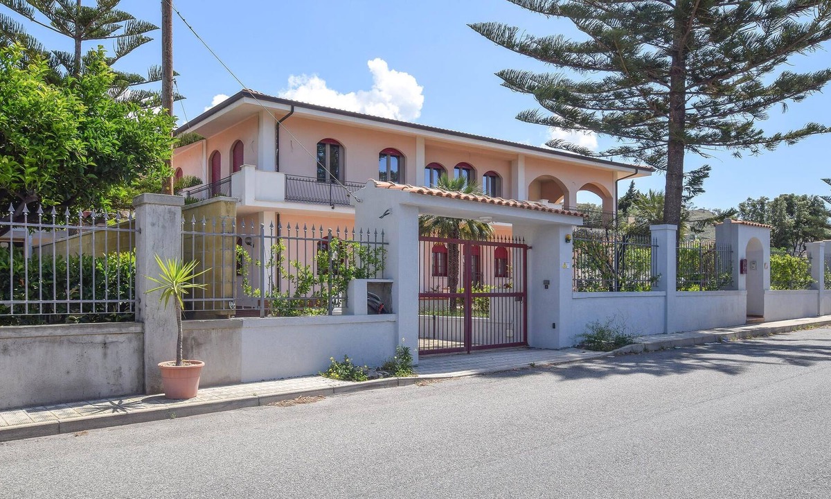 Lazzaro Apartment | Spacious apartment with plenty of space for the whole family and beautiful sea view.