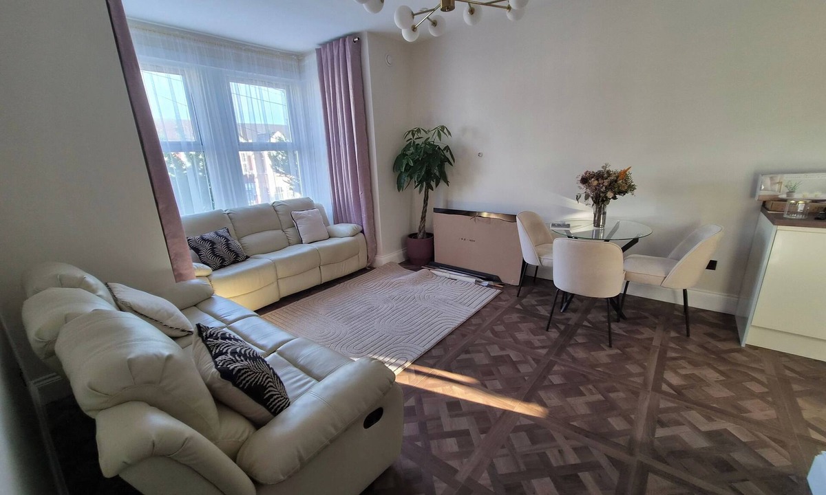 Cranbrook Apartment | Spacious Apartment Sleeps 2 with Parking, newly refurbished