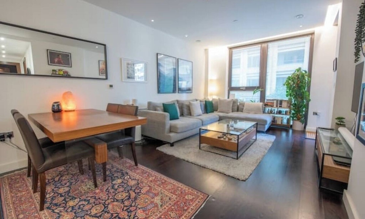 Nine Elms Apartment | Spacious Manhattan Style 2BR 2Bath Flat | Gym | Balcony | 2 mins to Tube | AC