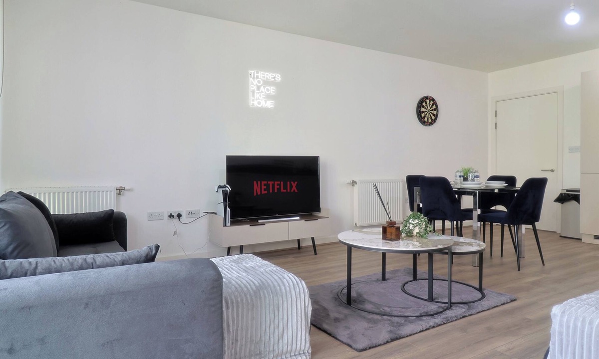 Wembley Central Apartment | Spacious Modern 2BR In Wembley Stadium l Sleeps 8