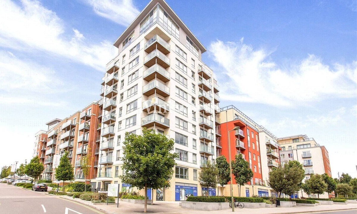 Whittington Apartment | spacious service apartment five minutes walk to Royal Air Force Museum London