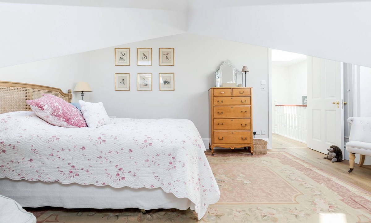 Twickenham Riverside House | Stay in Ted Lasso’s Richmond | Elegant Victorian Home Near the Green & Thames
