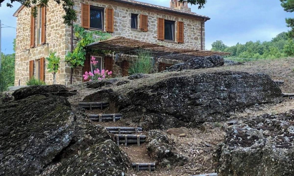 Montebuono House | Stone farmhouse among oaks in Maremma