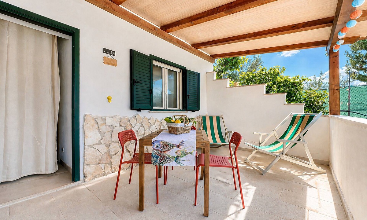 Peschici Apartment | Studio Apartment 'Villa Francesca, Mono Deluxe A' with Shared Terrace, Wi-Fi and Air Conditioning