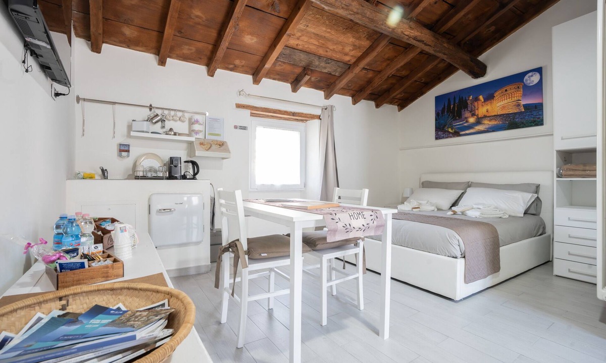 Cellatica Apartment | Studio 'Re Desiderio' with Wi-Fi and Air Conditioning