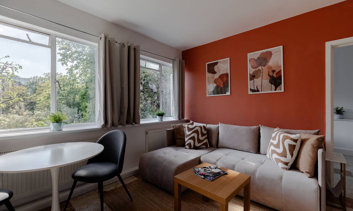 Earl's Court Apartment | Stunning 1BR with Garden View in Earls Court