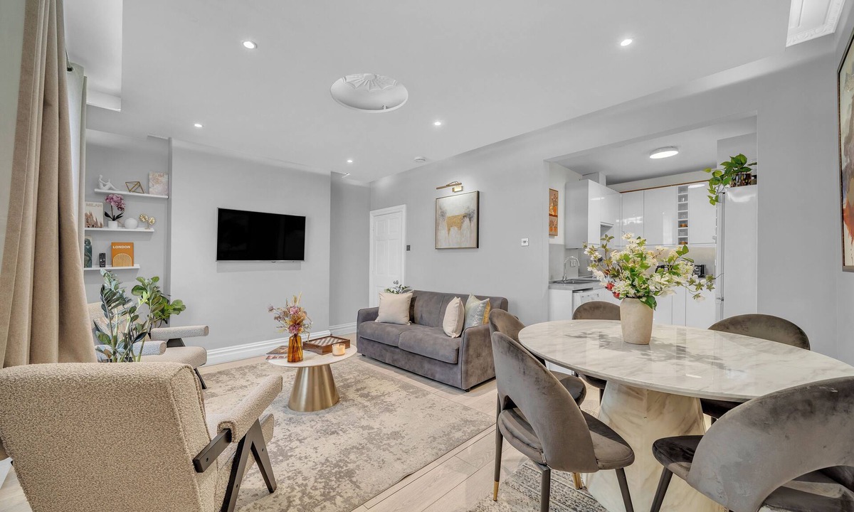 Chelsea Apartment | Stunning 2 bed townhouse in Chelsea on ground floor/private entrance