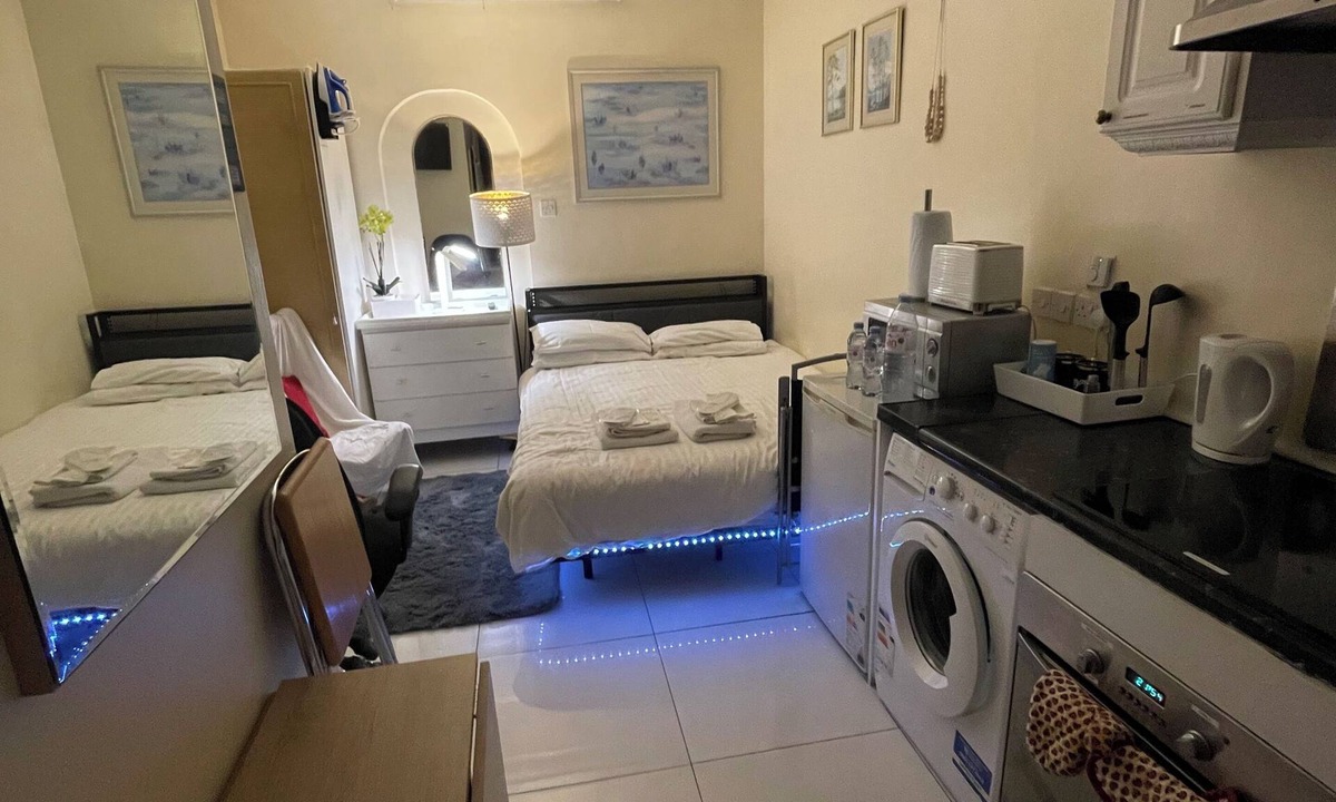 London Borough of Hounslow Apartment | Stunning ground floor studio apartment in Hounslow near Heathrow airport