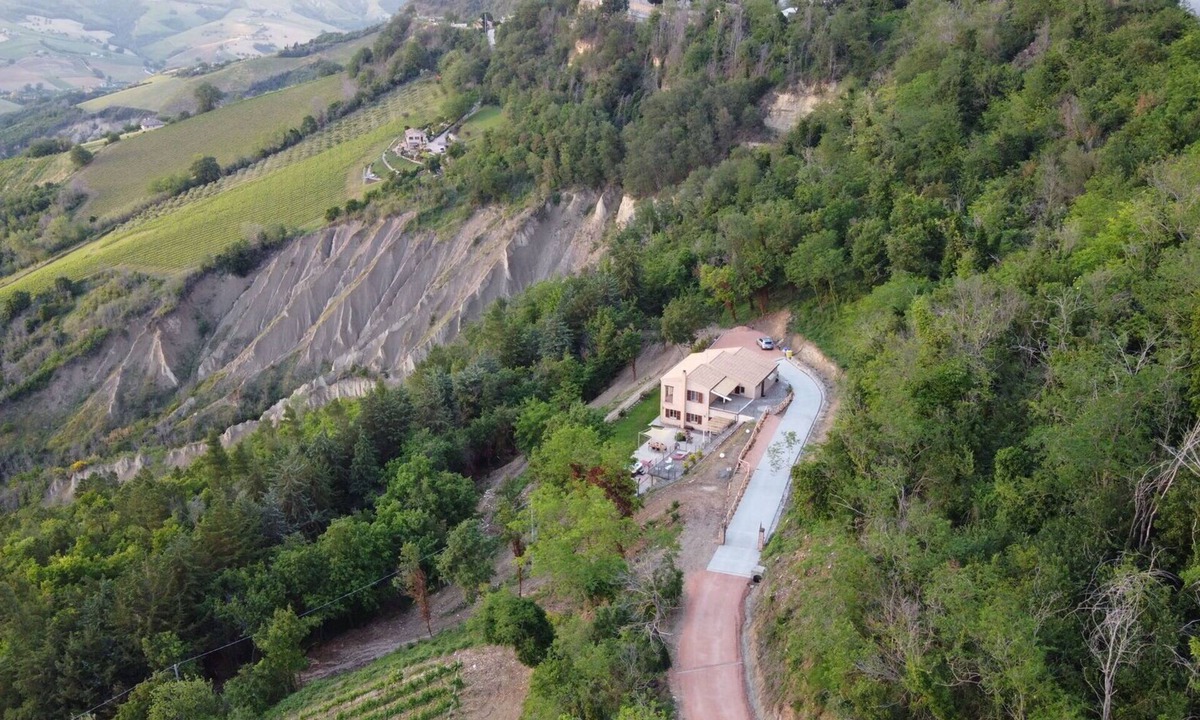Ripatransone Villa | Stunning private villa with pool, hot tub, WIFI, terrace, pets allowed and panoramic view