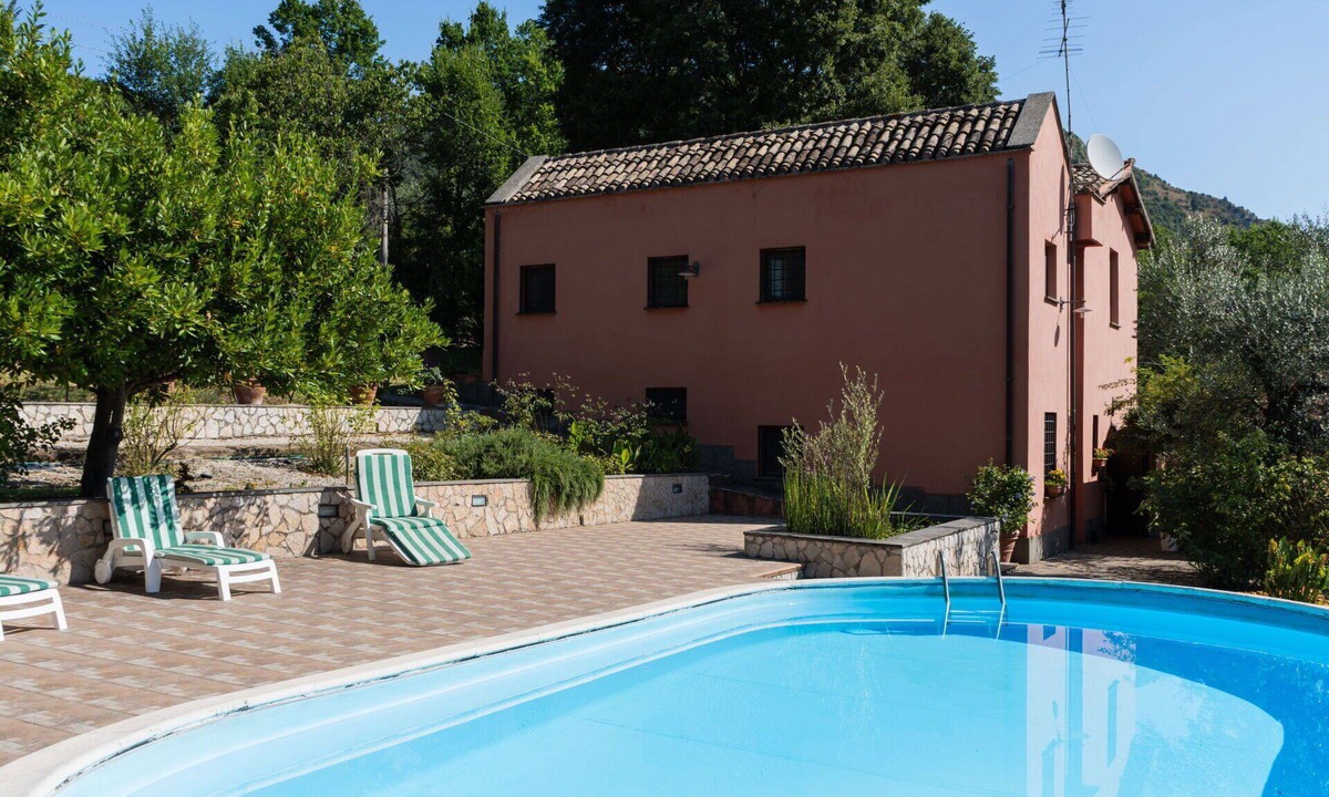 Salisano Villa | Stunning private villa for 8 guests with WIFI, private pool, TV and patio