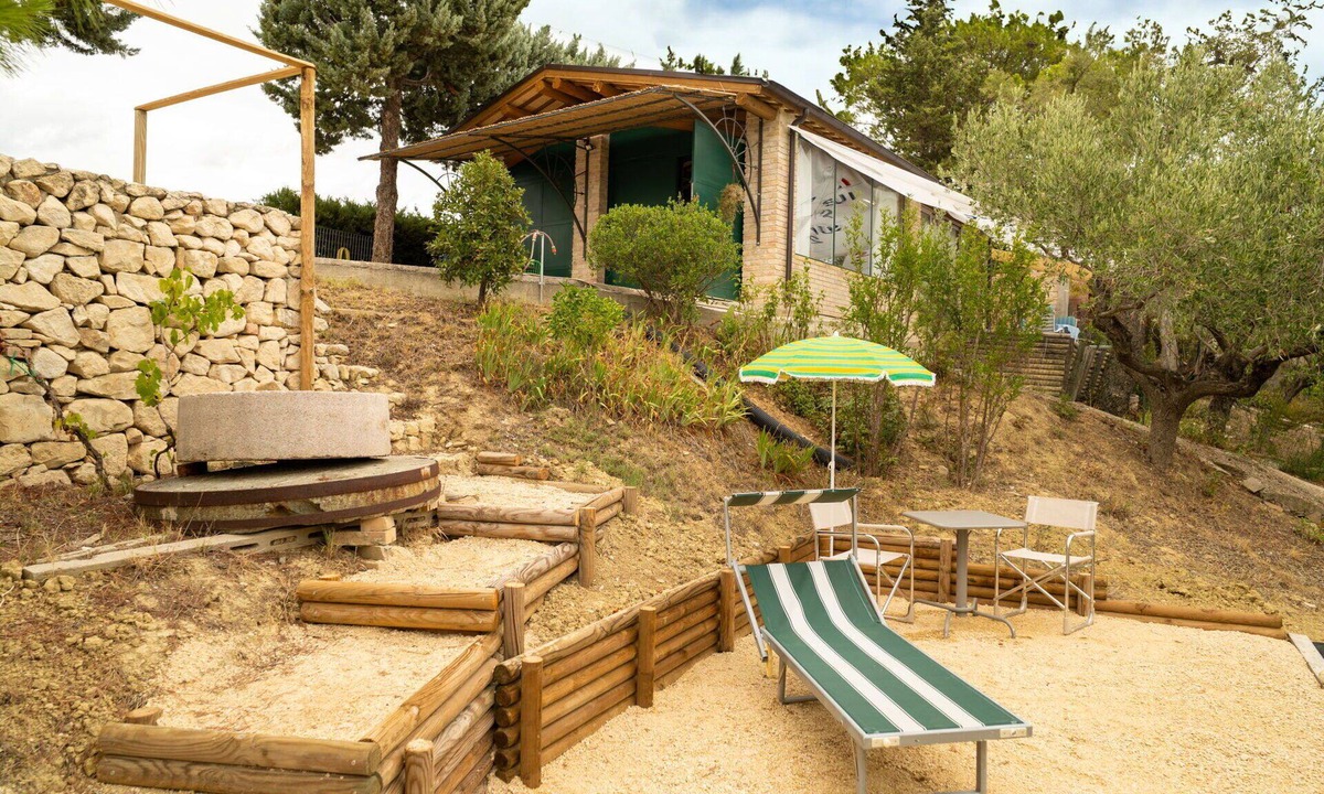 Citta Sant'Angelo House | Stunning villa with hot tub, private pool, A/C, WIFI, patio, pets allowed and panoramic view