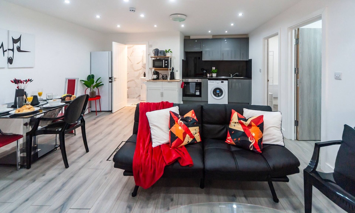 Haringey Apartment | Stylish 2-Bed Flat for 6 | 2 Min to Tube