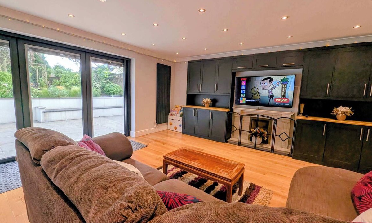 Sutton West Apartment | Stylish 5BDR Retreat with Parking and Fast WiFi