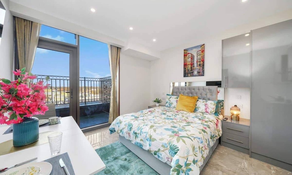 Cranbrook Apartment | Stylish Studio w/Private Balcony Near Ilford Station