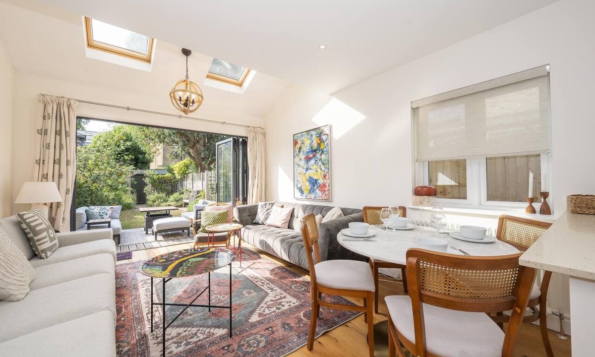 St. Mark's House | Stylish Surbiton Home | 7-Min Walk to Station - Pass the Keys