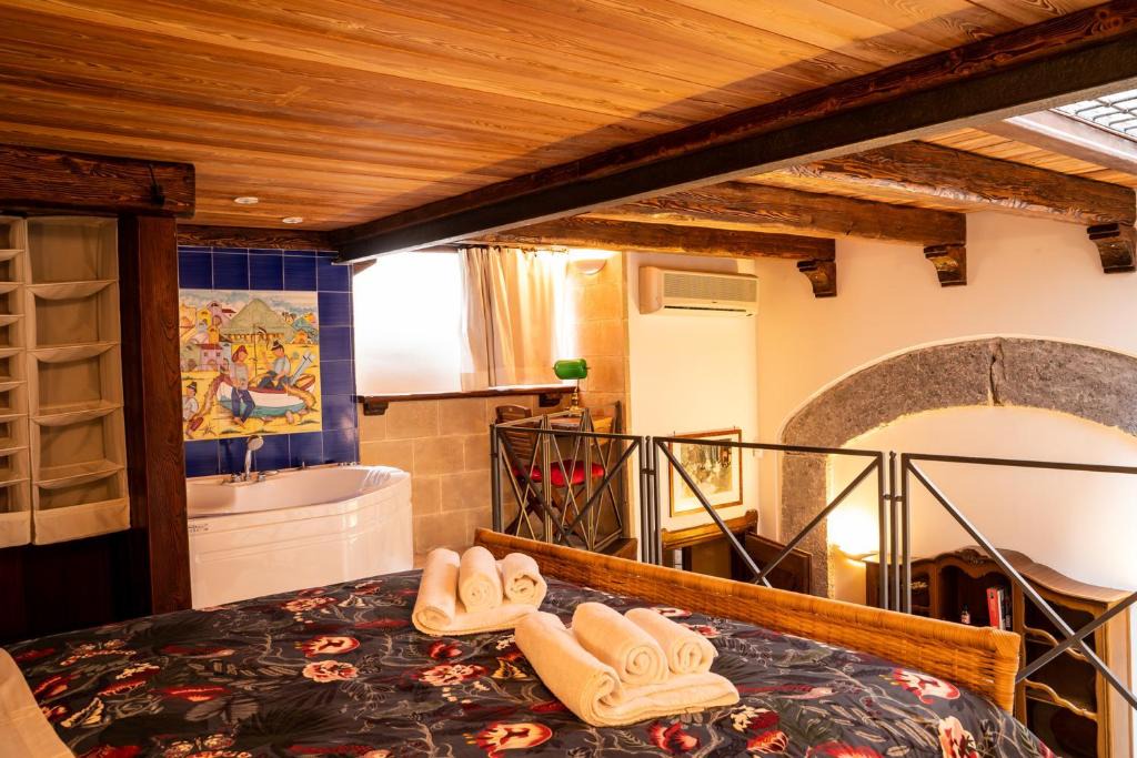 Historical Center Apartment | Suite Piazza del Gesù By DomusExtra
