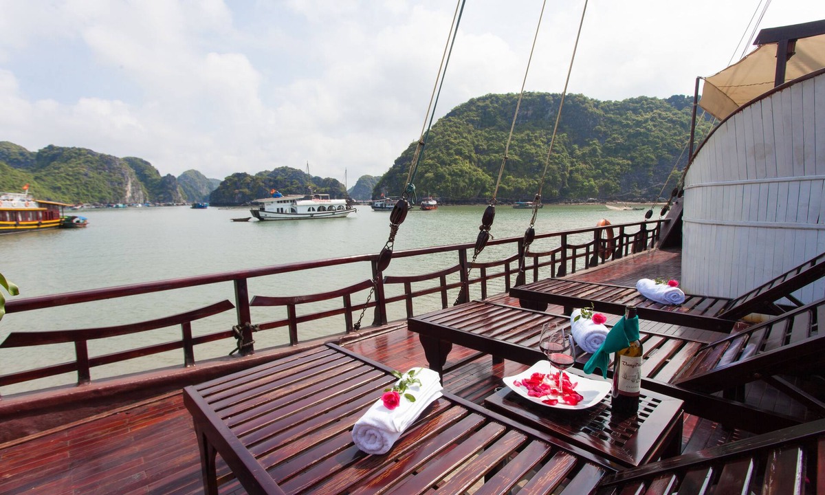Cat Hai Boat Rental | Sunlight Cruise