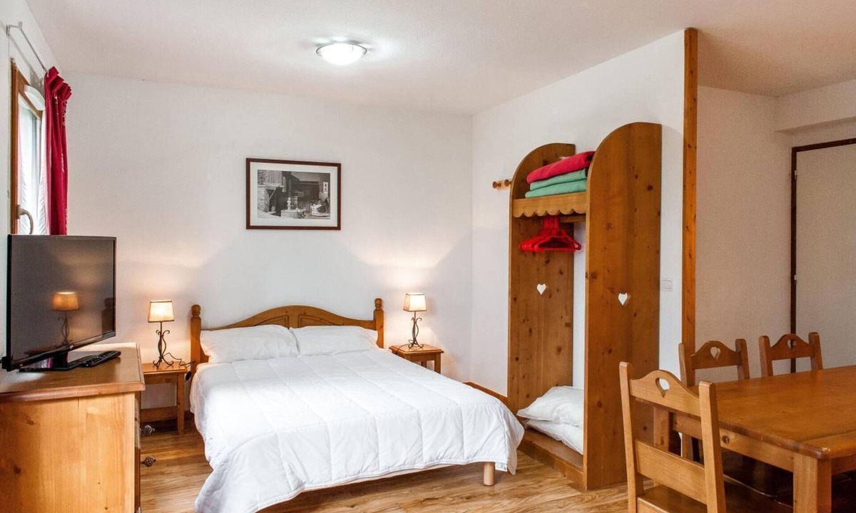 Besse-et-Saint-Anastaise Apartment | Swimming pool, balcony, parking, tv, ski locker, 45m², Super Besse