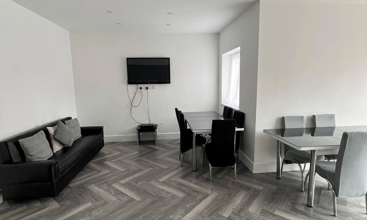 Cranbrook House | Terrific 5bedroom house with WiFi ,2 min walk to RedBridge underground station