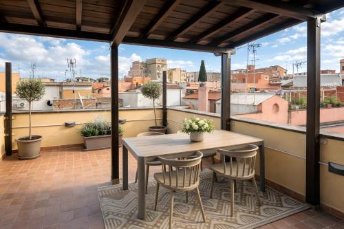 Pigneto Apartment | The Pigneto Rooftop Suite - spa e skyline view by RHR