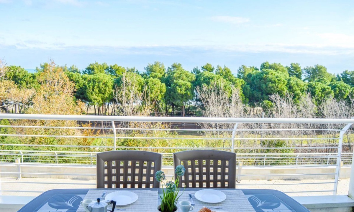 Foggetta Apartment | The recently-built Résidence Cerrano Park comprises two buildings with 12 three-room apartments, and offers guests the unique opportunity to enjoy breakfast or lunch with a breathtaking view of the surrounding countryside.