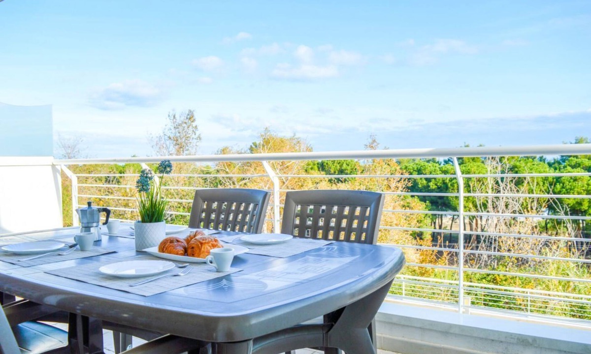 Foggetta Apartment | The recently-built Résidence Cerrano Park consists of two buildings with 12 three-room apartments, and offers guests the unique opportunity to have breakfast while enjoying a breathtaking view of the m
