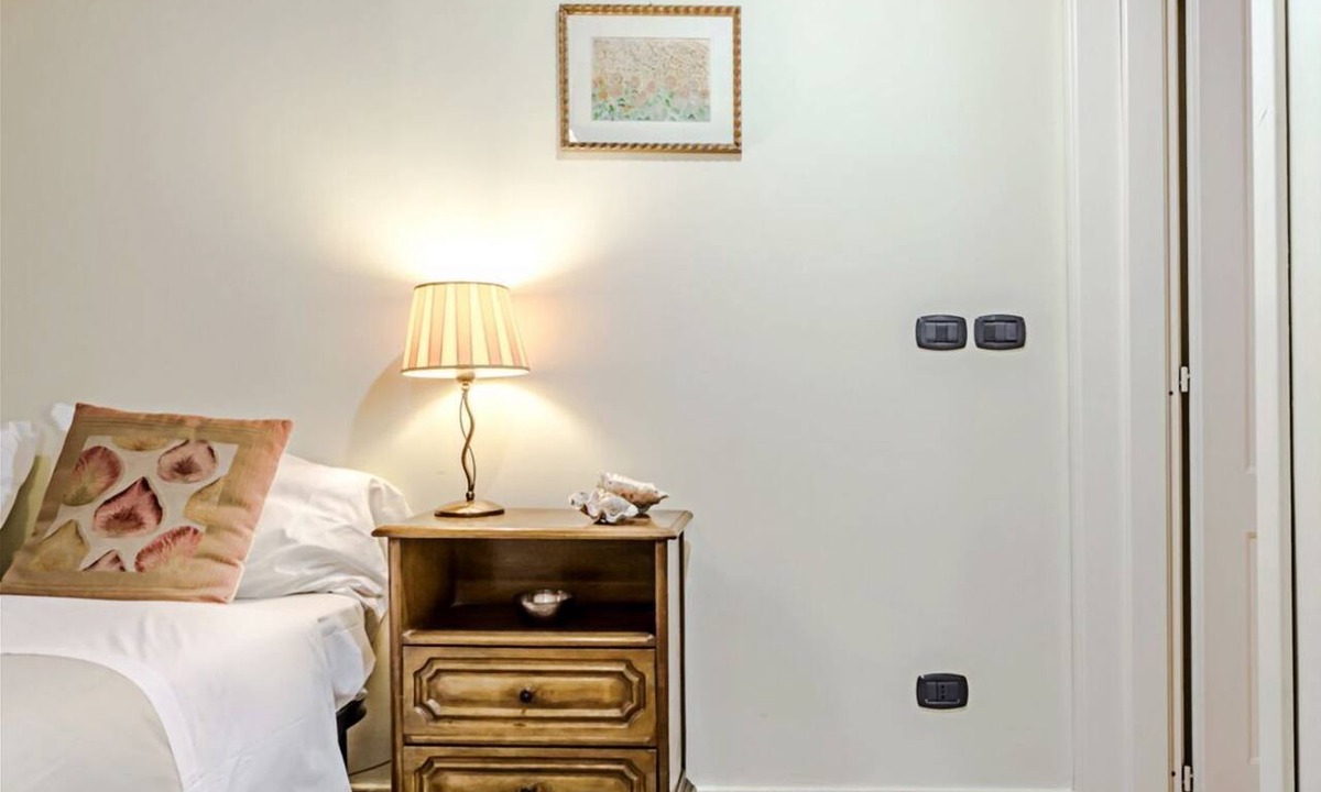 Rione VII Regola Apartment | This 70m2 apartment accommodates 3 people and is located on the first floor of a historic building without a lift, which can be accessed by passing through the internal cloister.It is located in the center of Rome, in a perfect spot for visiting the city