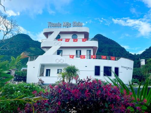 Moc Chau Hotel | Titanic Mộc Châu