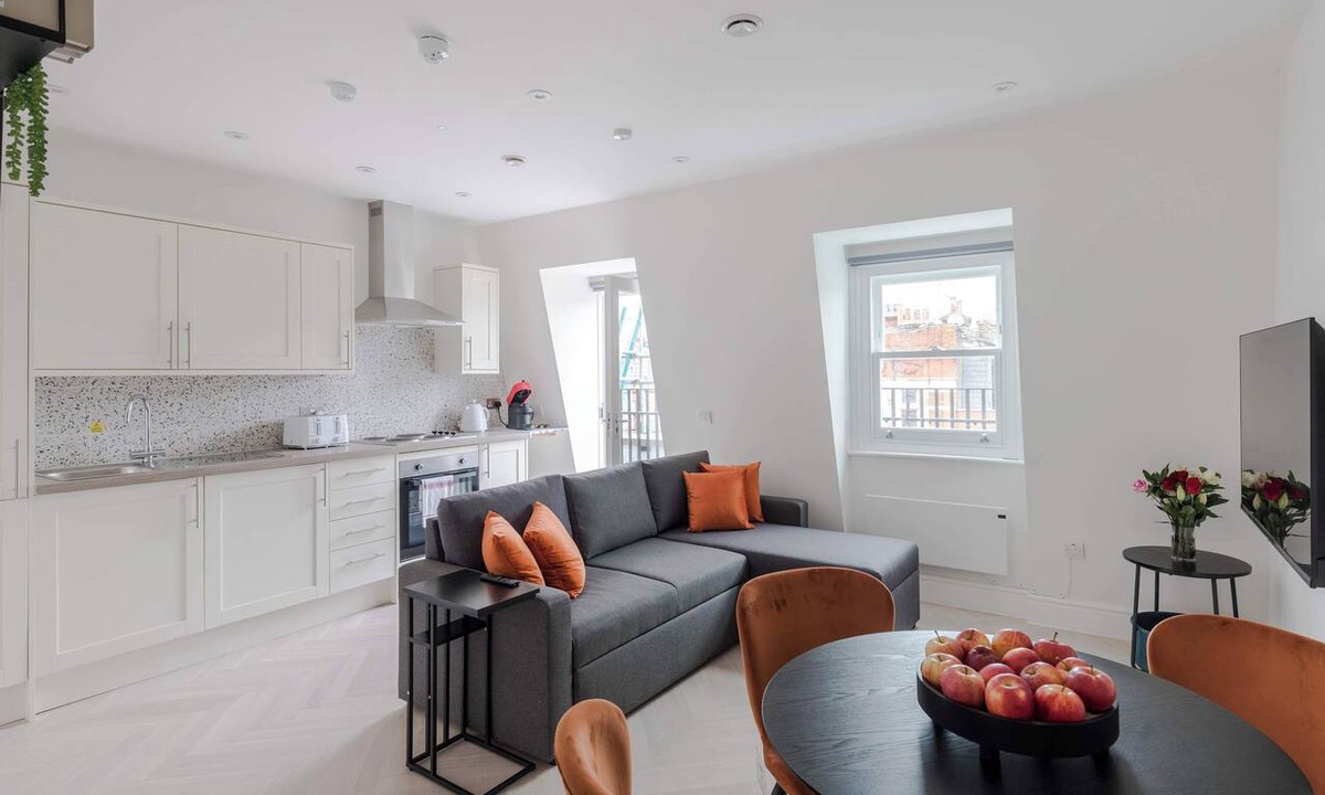 Fitzrovia Apartment | Top-Floor 1-Bed + Balcony · Fitzrovia · Sleeps 4