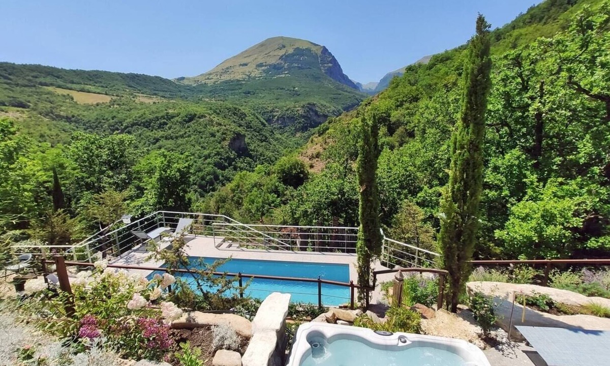 Montefortino Villa | Torre Sibillini - Historic villa tower with pool