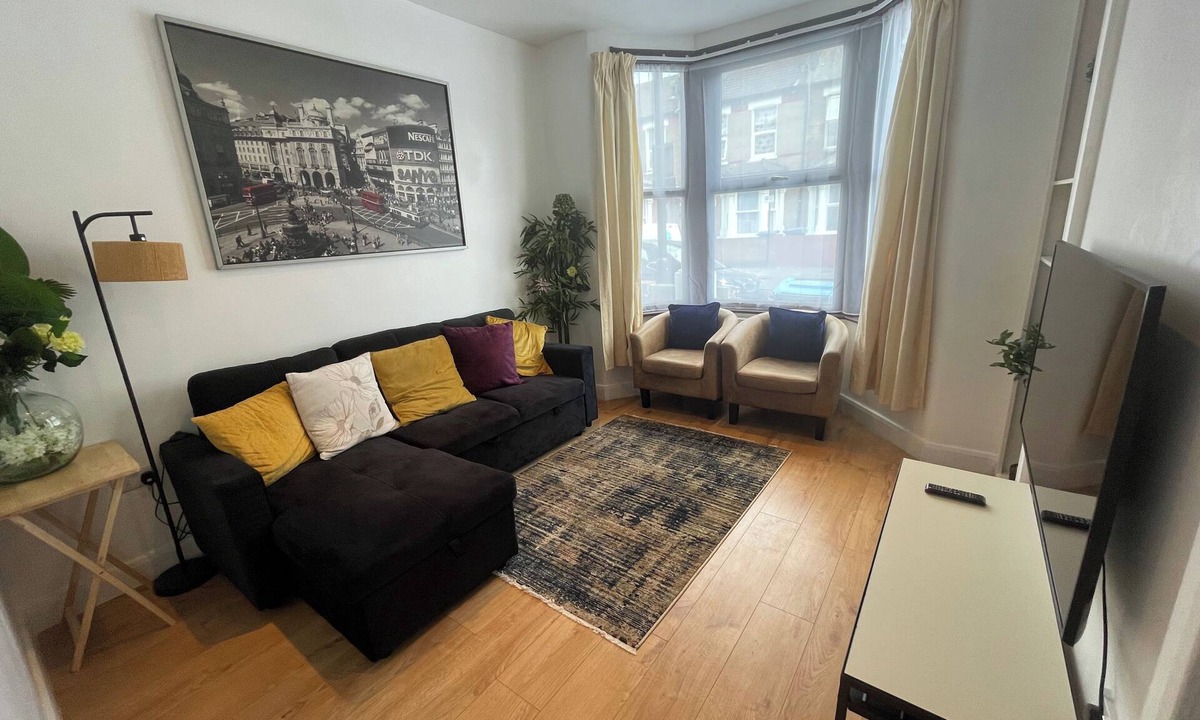 Upper Edmonton House | Tottenham - Sleeps 10 - Garden - Near Transport