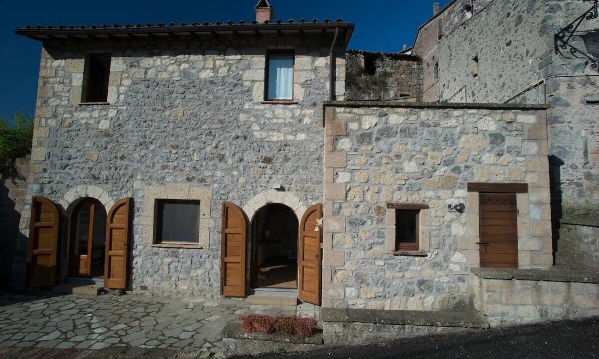 Latera House | Tuff farmhouse, terrace and garden, pets allowed