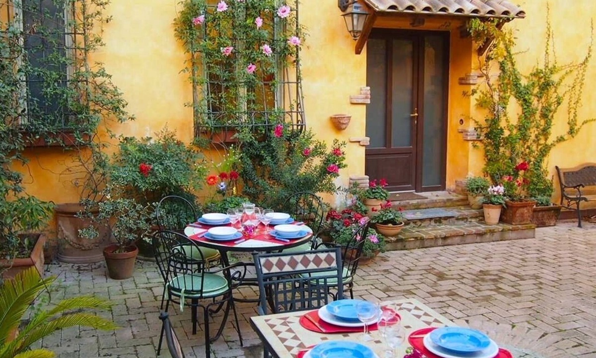 Aurelio Apartment | Two apartments for groups or families up to 9 In St. Peter area, courtyard