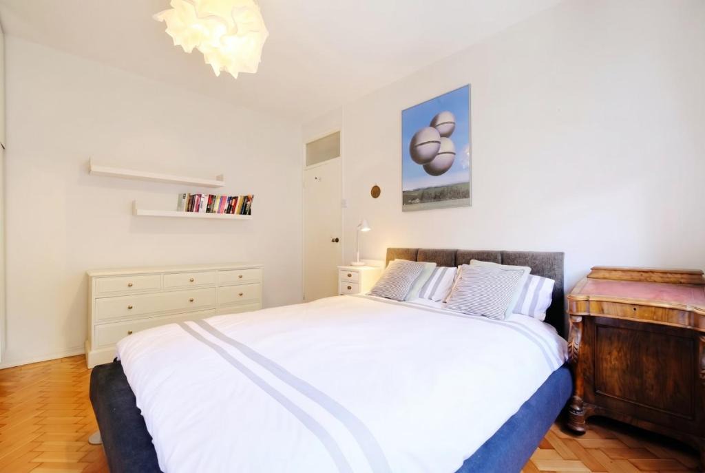 St. Johns Wood Apartment | Two-Bedroom Ground-Floor Flat with Private Garden, NW8