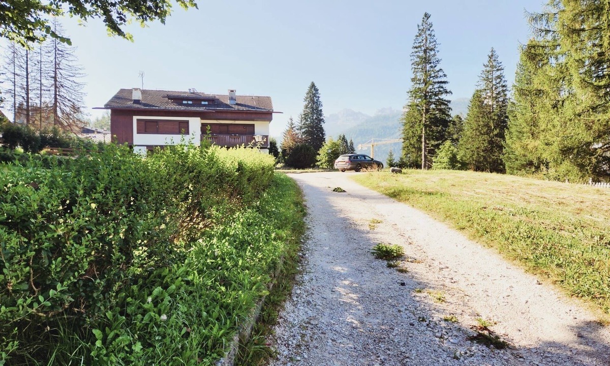 Cortina d'Ampezzo Apartment | Typical mountain apartment with garden and private parking