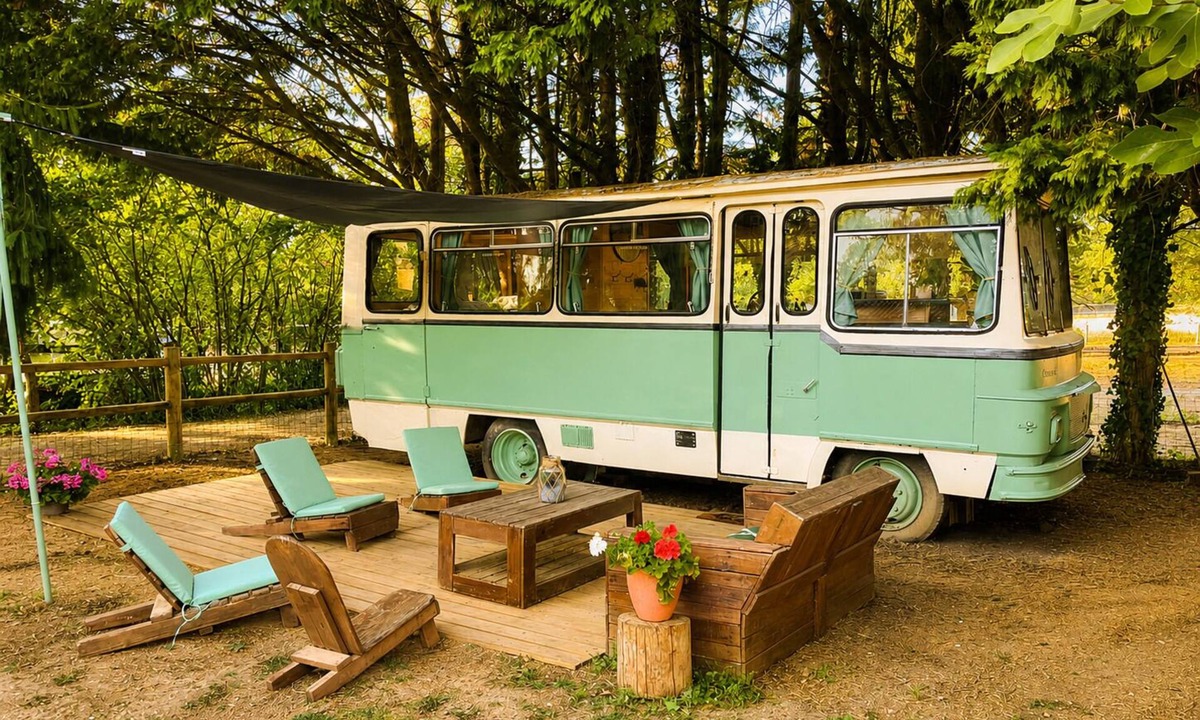 Mignaloux-Beauvoir Cottage | Unique Bus with an Escape Room