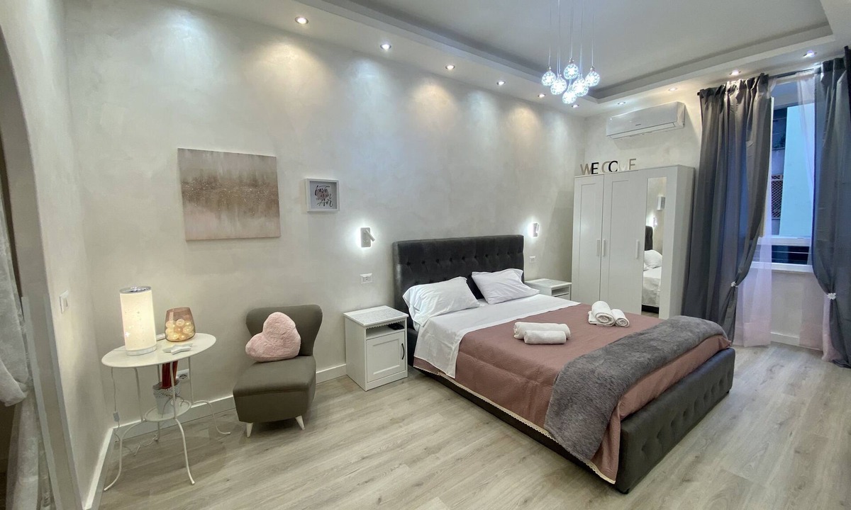 San Giovanni Apartment | Very bright apartment near the Colosseum, metro A two minutes walk away