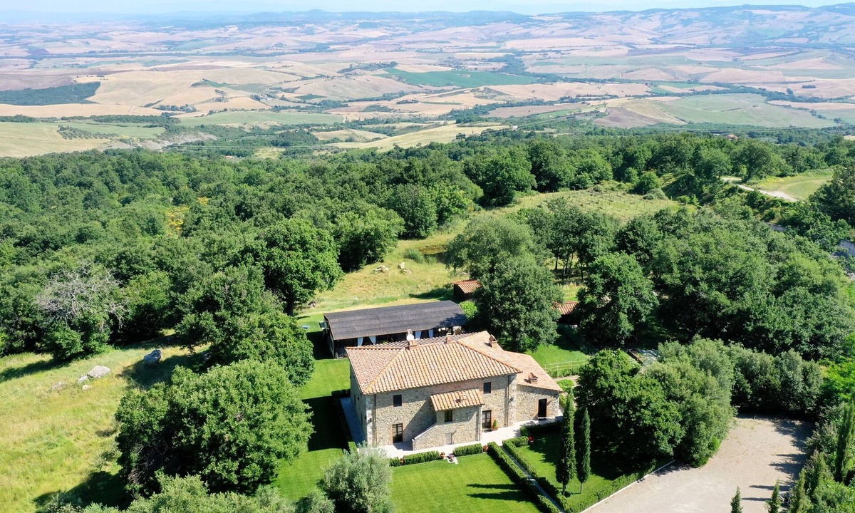 Campiglia d'Orcia Villa | Villa BelSentiero in the Val d'Orcia with infinity pool. Sleeps 10 in 5 rooms