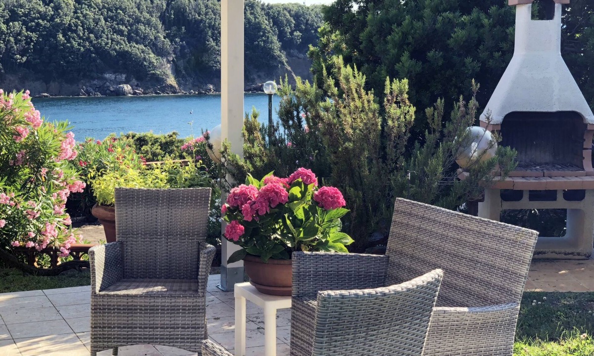 Bagnaia Apartment | Villa Cacciò on the sea with private garden