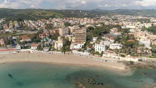 Santa Marinella Villa | Villa da 13 posti letto con discesa privata in spiaggia